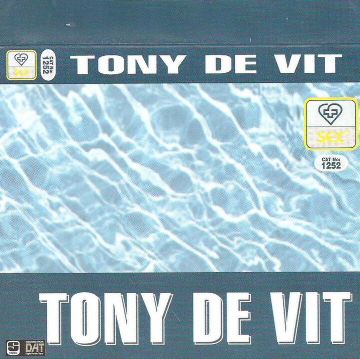 File:Sex (1252) - Tony De Vit fr.jpg